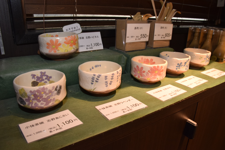 為了傳播茶文化的魅力，還銷售茶具和茶具