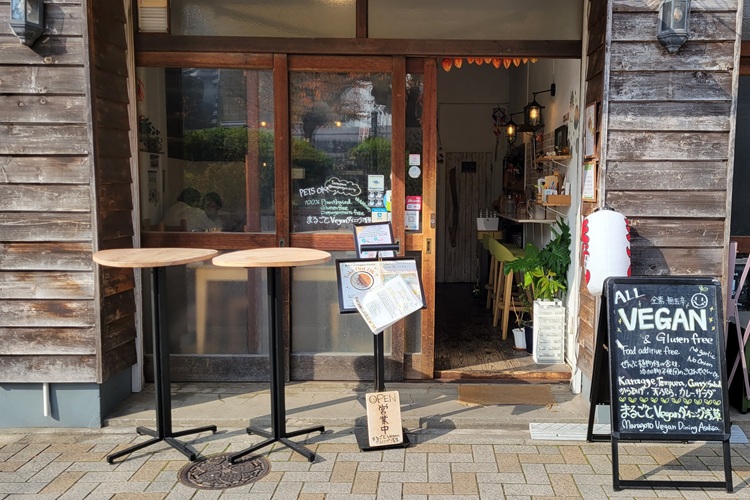 感受到樹木溫暖的外觀。手寫的招牌是寶獅