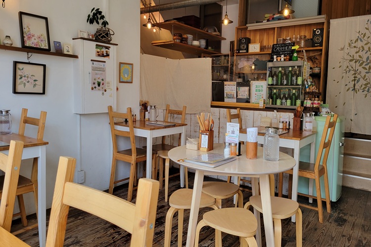 展示著可愛的雜貨和小物件，溫暖的室內裝飾