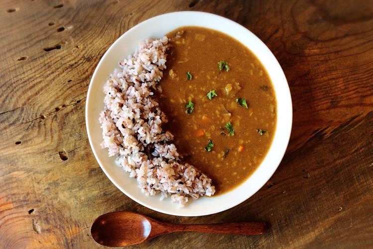 口感柔和的“素食咖喱”。慢慢燉煮的蔬菜的美味蔓延開來