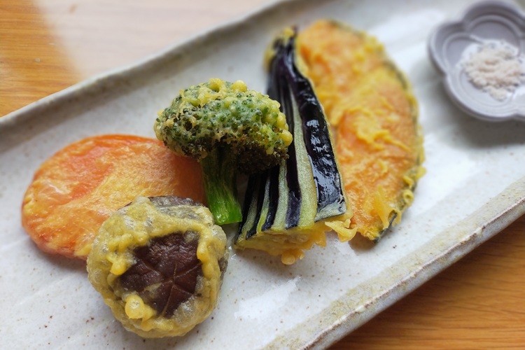 在外國遊客中也有很多粉絲的天婦羅。註重口感和色彩的自信之作