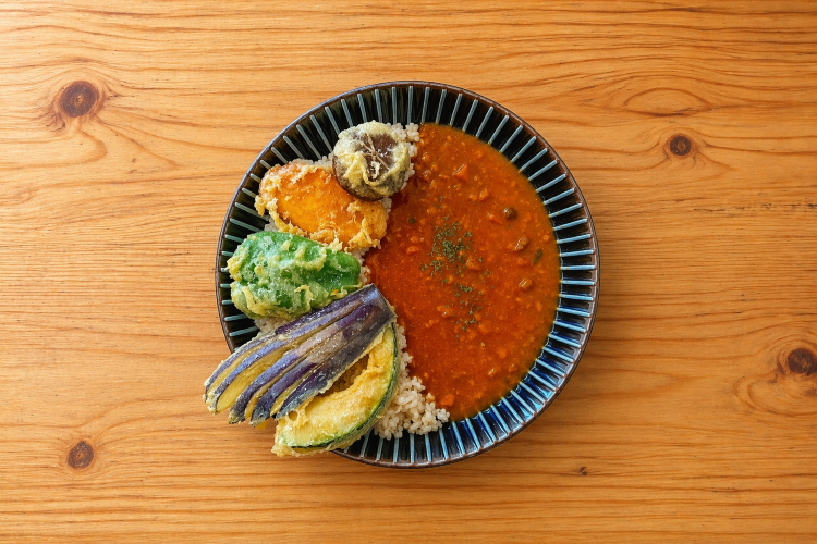 色彩考究的“蔬菜天婦羅咖喱”，看上去也很華麗