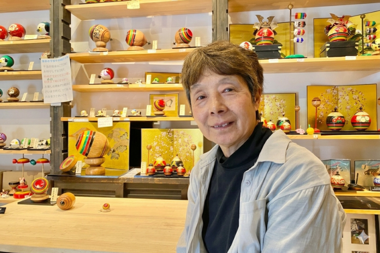 第三代山本貞右衛門的妻子，陀螺教練由貴子