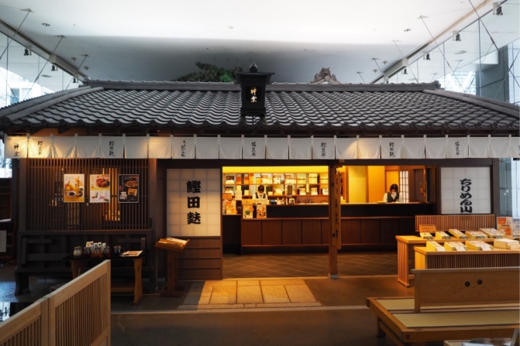 店內氛圍寧靜，讓人聯想到明治以前的建築