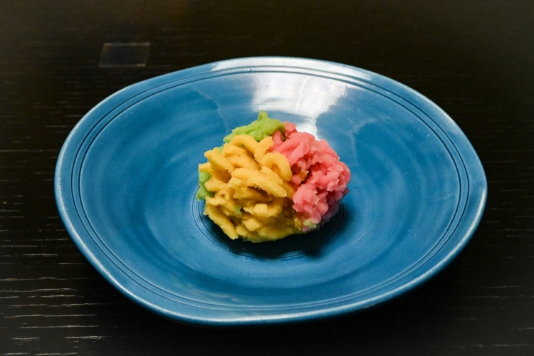 用金團制作的霜月 (11月) 限定的帶餡點心“深山之錦”