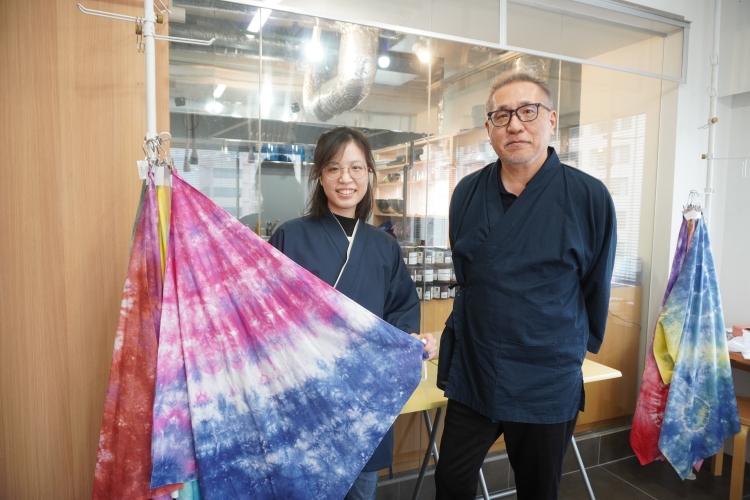 員工Kei Saito (左)，總裁兼代表董事Shinichi Aoyama (右)