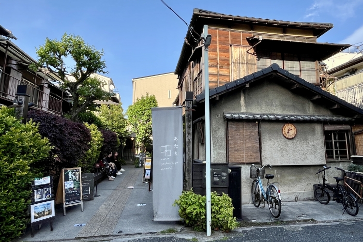 重建舊民居群的“上野櫻木附近”。右邊的建築是“穀中啤酒館”
