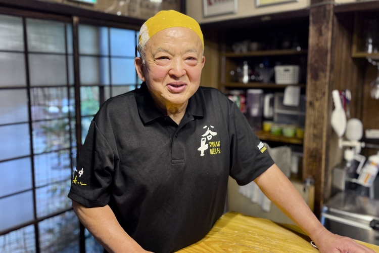 經營“穀中啤酒館”的Shinpo先生。以熱情好客的態度迎接客人