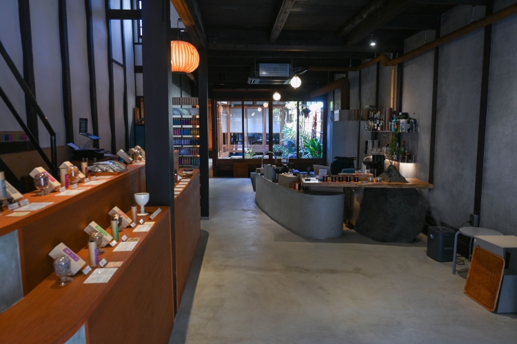 店內牆壁融入香料，加入琥珀的燈光裝點著空間