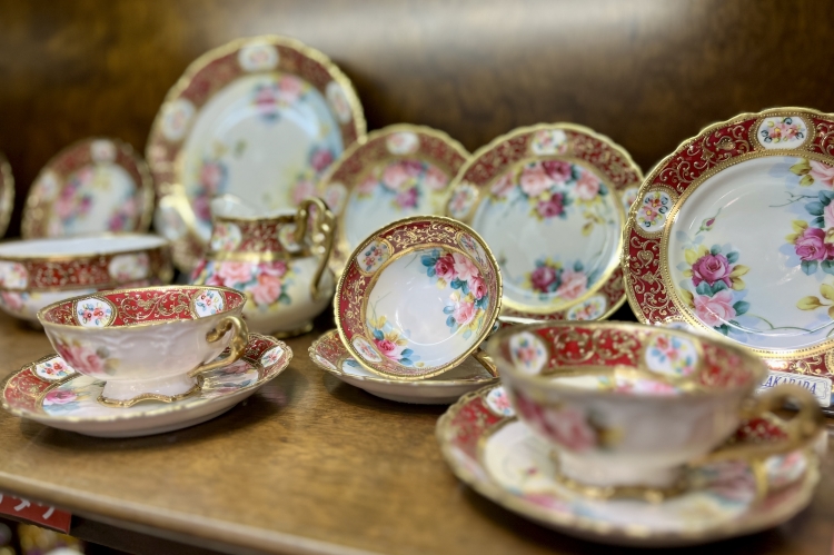 金彩和色彩鮮艷的玫瑰設計引人註目的“Old Noritake”的杯子和茶托