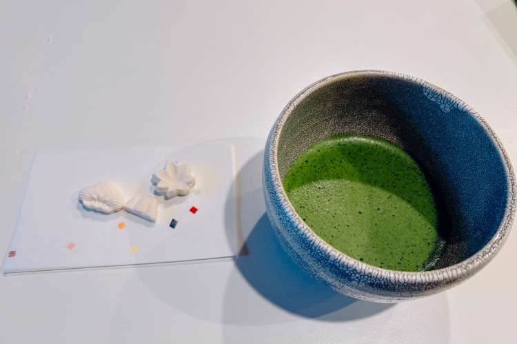 制作的落雁的一部分可以和抹茶一起享用,剩下的可以帶回家
