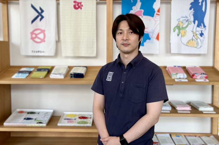 豐田先生,“西淺草商店”的經理,在採訪中合作