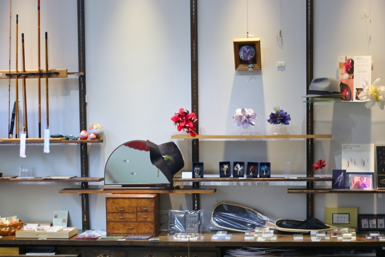 店內陳列著項鏈、胸針、耳環等羽毛飾品