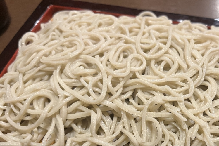 一根一根細,有光澤的100%蕎麥面