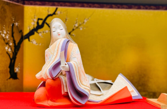 素燒的柔軟質感和細膩的色彩是美麗的美人的博多人偶