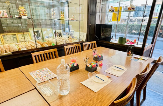 商店內安裝了幾個大工作臺