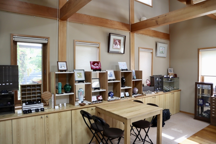 店內擺放著日常使用方便的飾品和藝術性很高的工藝品