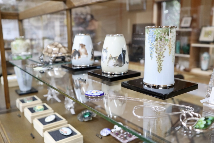 在店內的陳列櫃中展示的景泰藍的各種