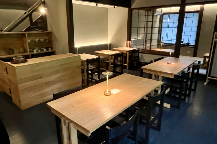 被柔和的光線環繞,安靜時間流逝的素食食堂“Tokitosora”店內