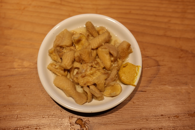 將提取自家制雞油後的雞皮，用清爽的醬油味烹制而成的人氣菜品“Torikawa”
