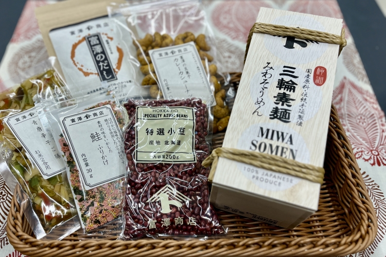 從適合晚酌的下酒菜,到乾貨、高湯、木箱裝素麵等禮品,種類豐富。