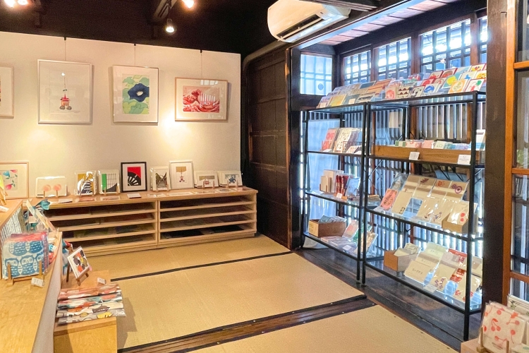 鋪著榻榻米的店內。你可以脫掉鞋子並仔細尋找你最喜歡的