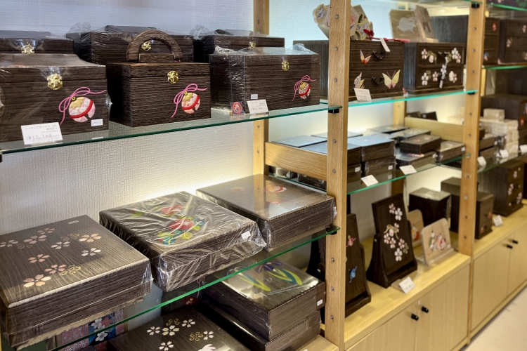 店頭擺放的縫紉箱和文箱等桐製品。細工的圖案有鈴鐺、蝴蝶、櫻花等很受歡迎。