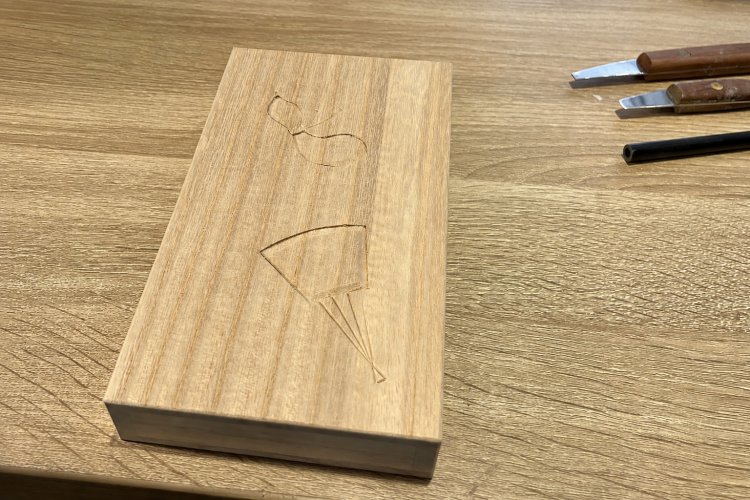 體驗用桐箱 (紙幣袋) 。蓋子的表面是預先雕刻的
