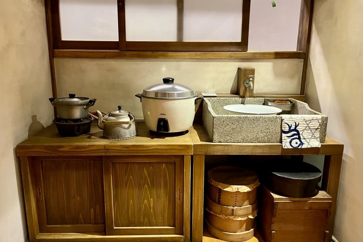 再現昭和30年代的廚房。可以看出新舊生活用具混合的樣子