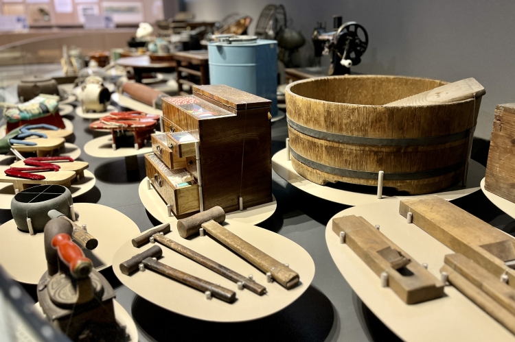 從工匠的手工具到生活用具,展示著各種各樣的工具。