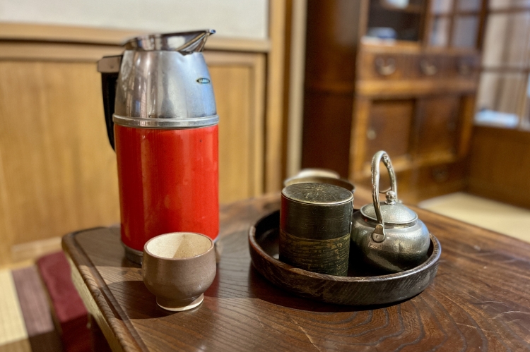 1樓展示室放置的生活用具。透過實際觸摸傳達「珍惜物品的心」