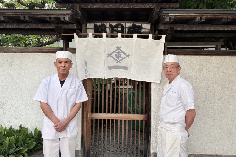第4代的佐藤比左夫 (照片左) 和第3代的佐藤元治 (照片右)