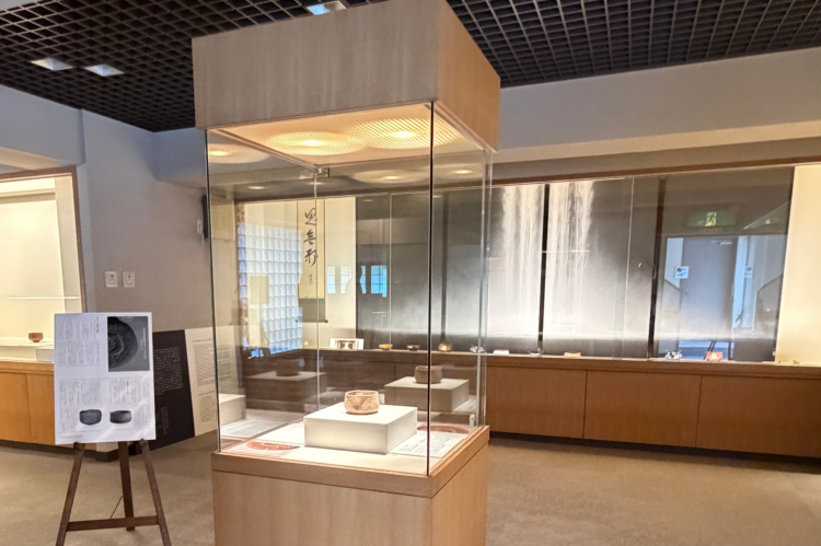 美術館2樓展示從第一代當主到第11代當主的作品