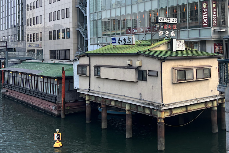 在大阪最後一艘，漂浮在大都市中的牡蠣船“牡蠣廣”度過的時光